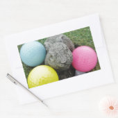 Bunny met roze blauw geel ei rechthoekige sticker (Envelop)