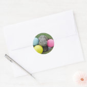 Bunny met roze blauw geel ei ronde sticker (Envelop)