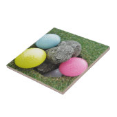 Bunny met roze blauw geel ei tegeltje (Zijkant)