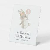 Bunny Pink Balloon 1st Birthday Welcome Sign. Reclamebord Met Voetstuk (Voorkant)