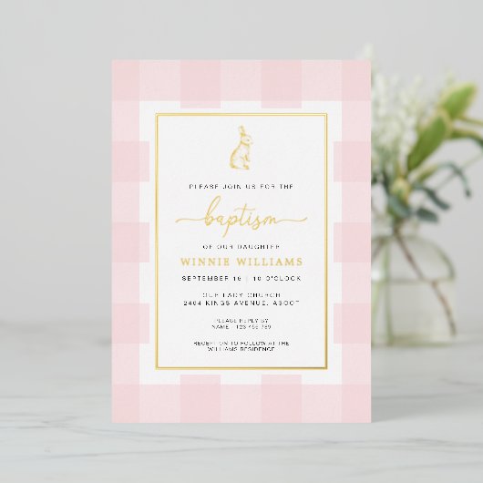 Bunny Pink Gingham Baptism Gold Foil Uitnodiging (Staand Voorkant)