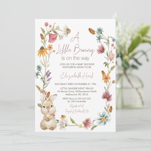Bunny Pink Wildflowers Krans Baby shower Kaart (Staand voorkant)