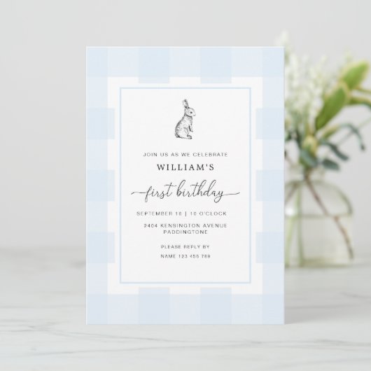 Bunny Rabbit Blue Gingham 1st Birthday Invitation Kaart (Staand voorkant)