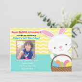 Bunny Rabbit Pasen Verjaardag Foto Uitnodiging (Staand voorkant)