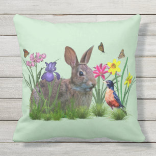 Bunny Rabbit, Robin en Flowers. Personaliseerbaar Buitenkussen