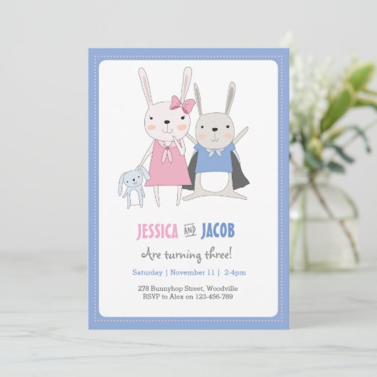 Bunny Rabbit Twins Birthday Uitnodiging (Staand voorkant)