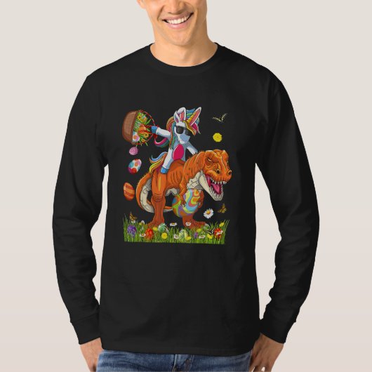 Bunny Riding Dinosaur Holding Ei Mand Paasdag T-shirt (Voorkant)