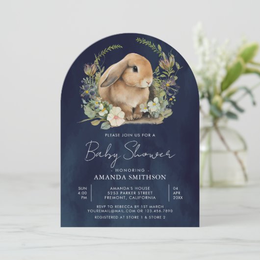 Bunny Sage Green Floral Navy Blue Arch Baby shower Kaart (Staand voorkant)