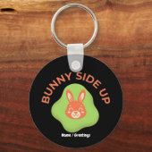 Bunny Side Up Retro Pasen Ei Grafisch Ontwerp Sleutelhanger (Voorkant)
