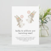 Bunny Twin Girls First Birthday Invitation Kaart (Staand voorkant)