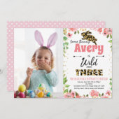 Bunny Wild en Three Birthday Photo Invitation (Voorkant / Achterkant)