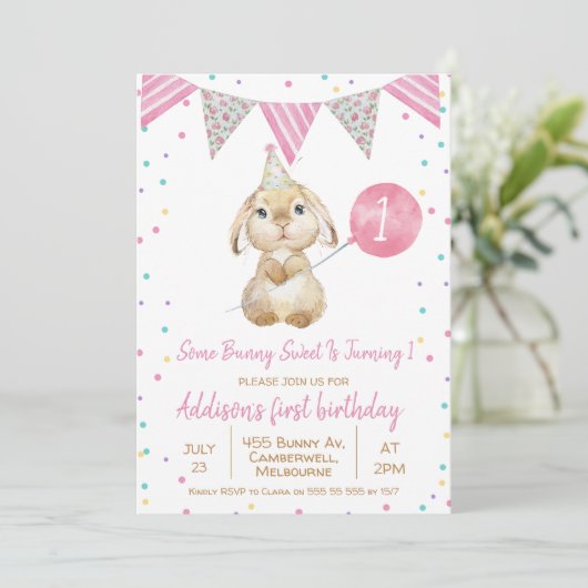 Bunting Flag Fluffy Bunny 1st Birthday Uitnodiging (Staand voorkant)