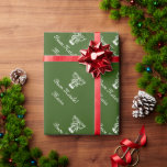 Buon Natale Italiaans Merry Christmas inpakpapier<br><div class="desc">Buon Natale Italiaans Merry Christmas inpakpapier. Schattige Xmas bel ontwerp. Gepersonaliseerde cadeauverpakking idee met aangepaste naam en Feestdagen bericht.  donkergroene achtergrondkleur. Verras je familie; vader,  moeder,  opa,  zus etc.. met gepersonaliseerde seizoenen groeten.</div>