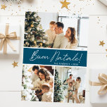 Buon Natale Photo Collage Feestdagenkaart<br><div class="desc">Deze fantastische 3 foto vakantiekaart met "Buon Natale!" in een modern script lettertype en uw familienaam en jaar in een fris traditioneel pet lettertype, zowel in wit op blauwgroen met een bijpassende achterkant, is ideaal voor het verzenden naar uw familie en vrienden. Iedereen zal het leuk vinden om nieuwe foto's...</div>
