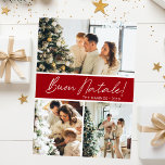 Buon Natale Photo Collage Feestdagenkaart<br><div class="desc">Deze fantastische 3 foto vakantiekaart met "Buon Natale!" in een modern script lettertype en uw familienaam en jaar in een fris traditioneel pet lettertype, zowel in wit op rood met een bijpassende achterkant, is ideaal voor het verzenden naar uw familie en vrienden. Iedereen zal het leuk vinden om nieuwe foto's...</div>