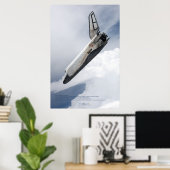 Buran-ruimtevliegtuig dat door wolken daalt poster (Thuiskantoor)