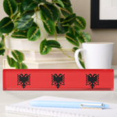 Bureau naambord met vlag van Albanië