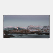 Bureaumat met vuurtoren besneeuwde bergen fjord (Voorkant)