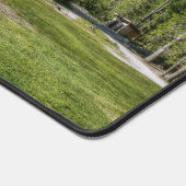 Bureaumatten met persoon die grijze berg toont (Hoek)