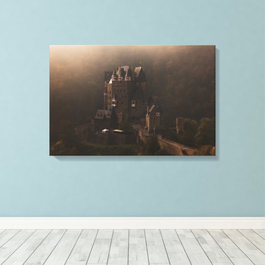 Burg Eltz kasteel in de ochtend mist Canvas Afdruk (Insitu (Houten vloer))