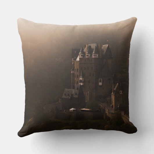 Burg Eltz kasteel in de ochtend mist Kussen