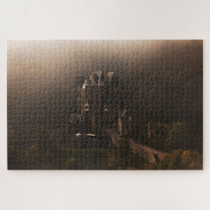 Burg Eltz kasteel in de ochtend mist Legpuzzel