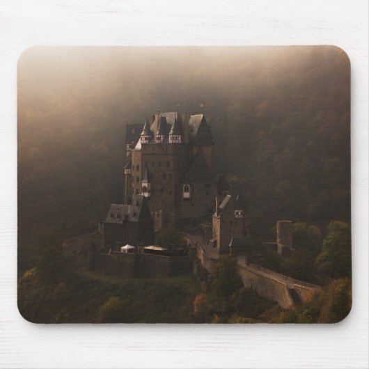 Burg Eltz kasteel in de ochtend mist Muismat (Voorkant)