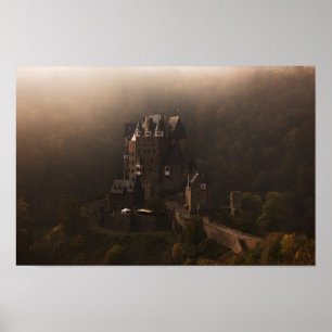 Burg Eltz kasteel in de ochtend mist Poster