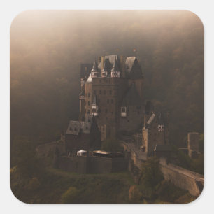 Burg Eltz kasteel in de ochtend mist Vierkante Sticker