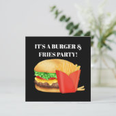 Burgers en Fries nemen een leuke uitnodiging in (Staand voorkant)