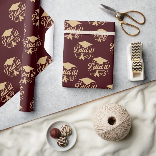 Burgubdy en Gold script Ik deed het Afstuderen Cadeaupapier (Crafts)