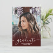 Burgundy afstuderen afstuderen met scriptfoto kaart (Staand voorkant)