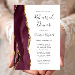 Burgundy Agate Wedding Rehearsal Dinner Kaart<br><div class="desc">De linkerrand van deze elegante moderne huwelijksrepetitie-uitnodiging is voorzien van een woeste waterverf aan de grens die met faux goudglitter is getrimd. De aanpasbare tekst combineert het handschrift van houtskool grijs,  copperplate en cursieve doopvonten op een witte achtergrond. De achterzijde is voorzien van een passend glansvormig en goudvormig ontwerp.</div>