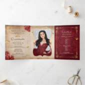 Burgundy and Gold Roos Elegant Photo Quinceanera Drieluik Uitnodiging (Binnen)