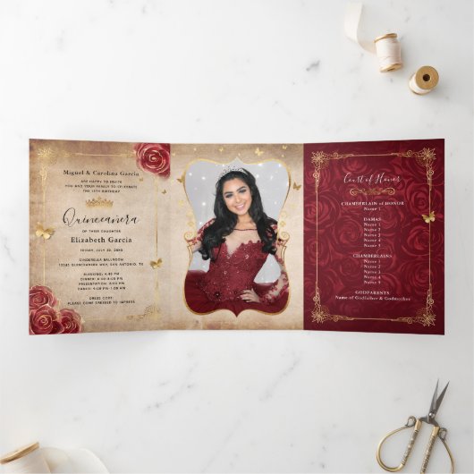 Burgundy and Gold Roos Elegant Photo Quinceanera Drieluik Uitnodiging (Binnen)