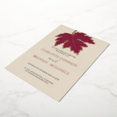 Burgundy Autumn Maple Leaf Wedding Roos Gold Folie Uitnodiging (Gedraaid)