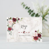 Burgundy Blush Bloem Goud Glitter Marmer Bruiloft RSVP Kaartje (Staand voorkant)