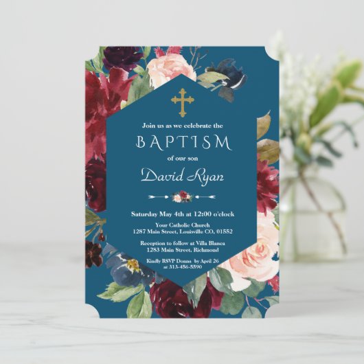 Burgundy Blush Bloemen Gouden Kruis Blauwe Doop Kaart (Staand voorkant)