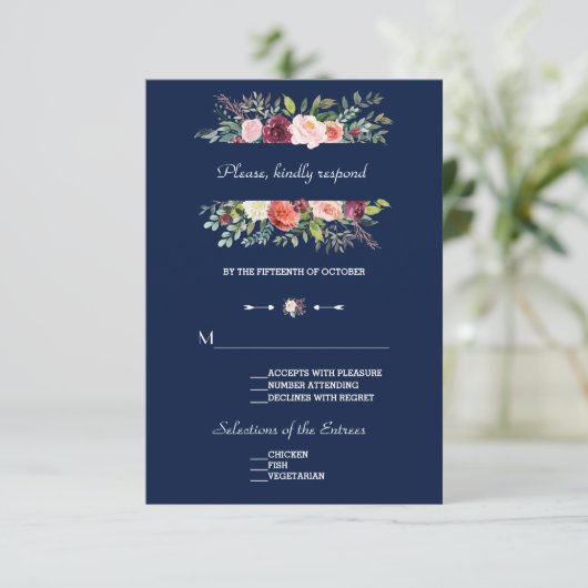 Burgundy Blush Bloemenframe Trouwen in donkerblauw RSVP Kaartje (Staand voorkant)