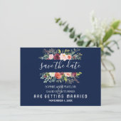 Burgundy Blush Bloemstuk Donkere Blauwe Save The D Date (Staand voorkant)