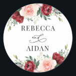 Burgundy Blush Floral Personalized Wedding Classic Ronde Sticker<br><div class="desc">Deze aanpasbare Sticker is ontworpen om te coördineren met ons Romantic Blooms bruiloft collectie en is uitgerust met waterverf-schotweddfloralen en bloeiende bloemen,  in combinatie met een klastige serif in het zwart. Overeenkomende objecten beschikbaar.</div>