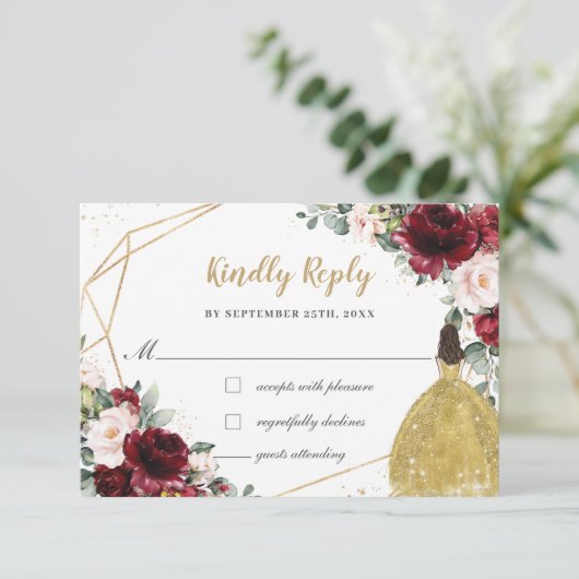 Burgundy Blush Floral Quinceañera Gold Princess RSVP Kaartje (Staand voorkant)