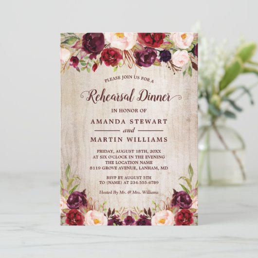 Burgundy Blush Floral Rustic Wood Rehearsal Dinner Kaart (Staand voorkant)