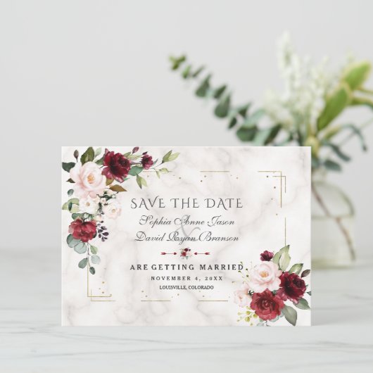 Burgundy Blush Flowers Gold Glitter Marble Wedding Save The Date (Staand voorkant)