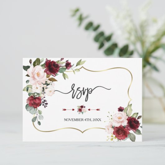 Burgundy Blush Flowers Gold Lijst Weddenschap RSVP Kaartje (Staand voorkant)