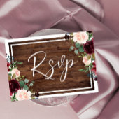 Burgundy & Blush Flowers Rustic Wood Weddenschap RSVP Kaartje