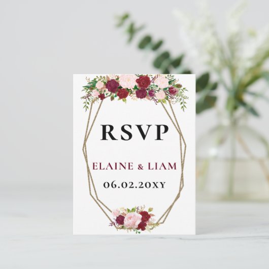 Burgundy Blush Gold Floral Monogram Wedding rsvp Uitnodiging Briefkaart (Staand voorkant)