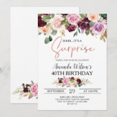 Burgundy Blush Pink Script Surprise Birthday Party Kaart (Voorkant / Achterkant)