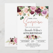 Burgundy Blush Pink Script Surprise Birthday Party Kaart (Voorkant / Achterkant)