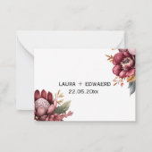 Burgundy Blush Protea Bloemen Trouw Uitnodiging | (Achterkant)